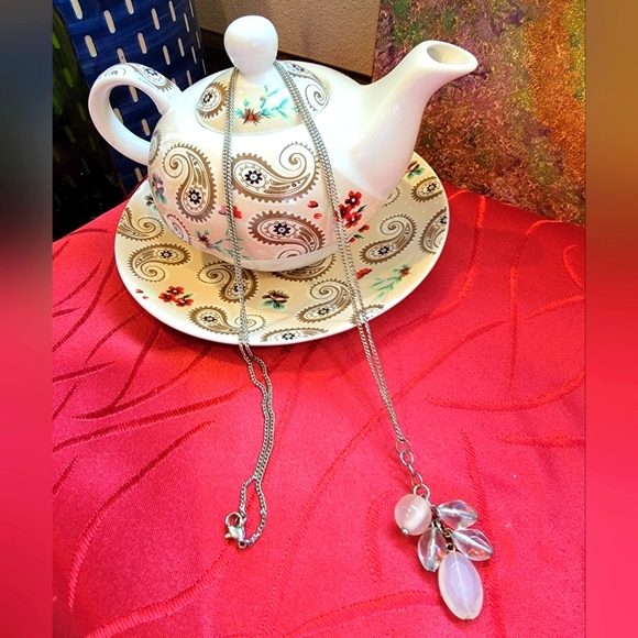 not branded Jewelry - Silver tone necklace with glassy beads